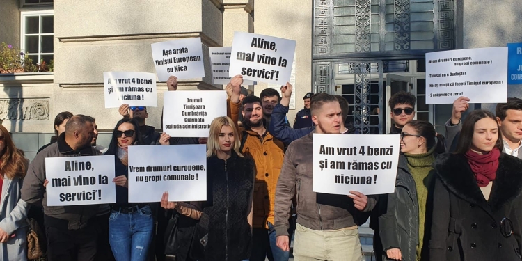 FOTO/VIDEO Tinerii din PSD Timiș: „Aline, mai vino la servici’!” Protest în fața CJ Timiș față de incompetența conducerii CJ Timiș