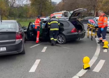 VIDEO „Ciocnirea titanilor!” Două șoferițe din Timișoara n-au avut loc pe bulevard, una de cealaltă. S-au ciocnit frontal!