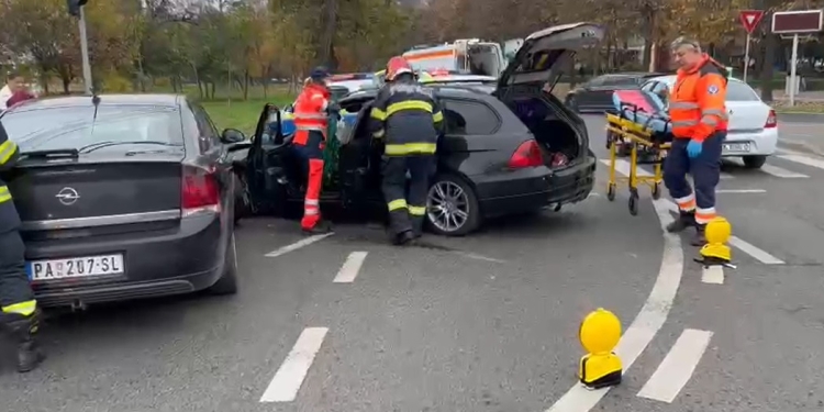 VIDEO „Ciocnirea titanilor!” Două șoferițe din Timișoara n-au avut loc pe bulevard, una de cealaltă. S-au ciocnit frontal!