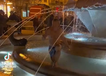 VIDEO S-a găsit primul „pește” din recent renovata fântână din centrul Timișoarei! „Peștele” a fost dus la Văcărescu