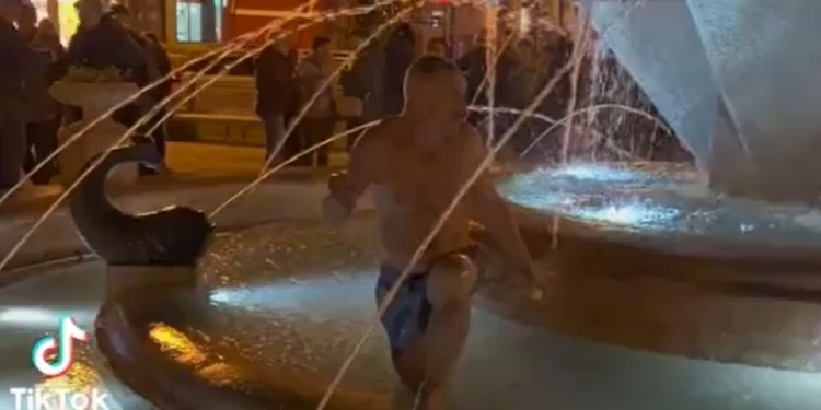 VIDEO S-a găsit primul „pește” din recent renovata fântână din centrul Timișoarei! „Peștele” a fost dus la Văcărescu