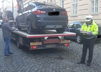 Atenție, bizoni! Se ridică mașini parcate pe pietonală, în Timișoara! Acțiune a Poliției Locale în zona centrală