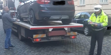 Atenție, bizoni! Se ridică mașini parcate pe pietonală, în Timișoara! Acțiune a Poliției Locale în zona centrală
