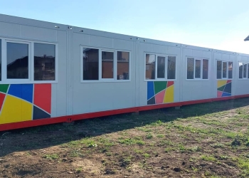 Școala din Dumbrăvița, tot mai aglomerată. Elevii din patru clase învață în containere