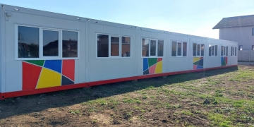 Școala din Dumbrăvița, tot mai aglomerată. Elevii din patru clase învață în containere