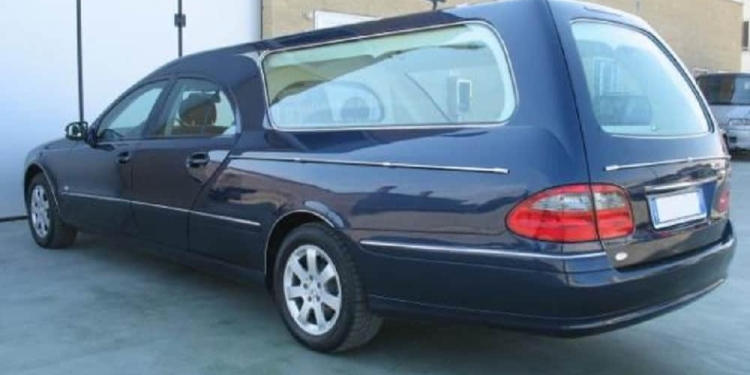 Să împartă locul în mașină cu un decedat, în sicriu! „Oferta specială” primită de o femeie care voia să meargă de la Timișoara, la Sibiu, cu Bla Bla Car