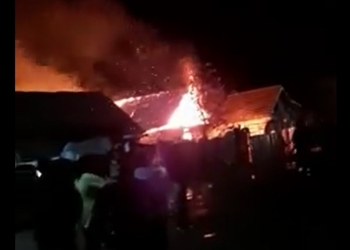 VIDEO O familie necăjită din Moșnița Veche a rămas și fără casă, în prag de iarnă! A fost mistuită de un incendiu