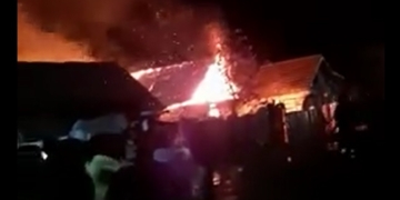 VIDEO O familie necăjită din Moșnița Veche a rămas și fără casă, în prag de iarnă! A fost mistuită de un incendiu