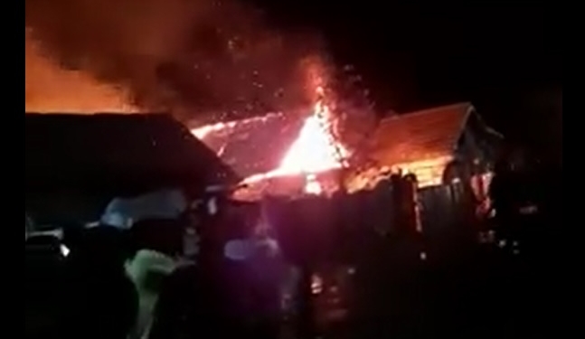 VIDEO O familie necăjită din Moșnița Veche a rămas și fără casă, în prag de iarnă! A fost mistuită de un incendiu