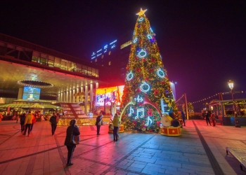 Spectacole de dans și cântece patriotice de 1 Decembrie, la Iulius Town