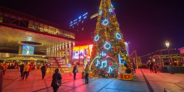 Spectacole de dans și cântece patriotice de 1 Decembrie, la Iulius Town