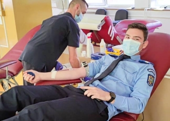 Prin mâna a zeci de timișeni curge și sânge „bleu-jandarm”