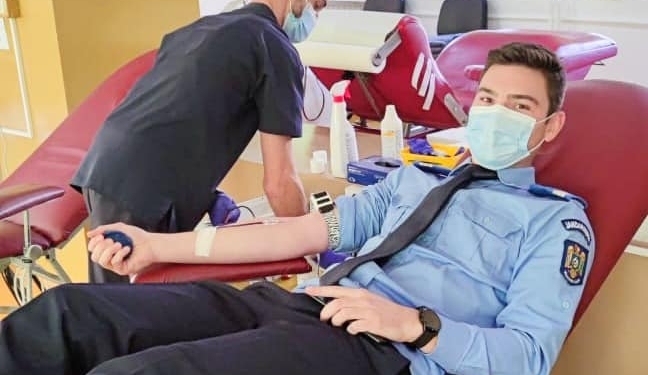 Prin mâna a zeci de timișeni curge și sânge „bleu-jandarm”