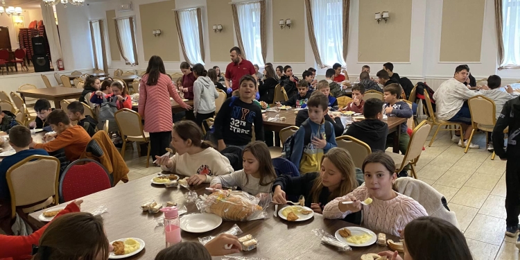 Masă de prânz gratuită pentru aproape 400 de elevi dintr-o comună de lângă Timișoara