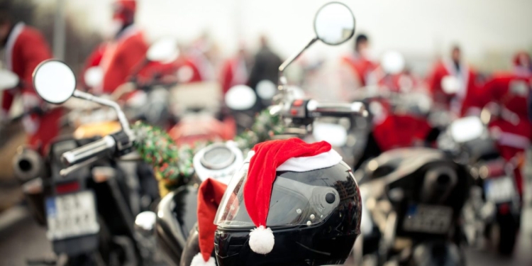 Moș Crăciun vine pe motocicletă la zeci de copii sărmani din Timiș