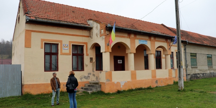 Acțiune de voluntariat la o clădire încărcată de istorie din Timiș. Și tu poți ajuta