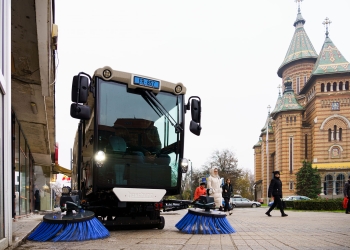 Soluție inedită! Centrul Timișoarei, măturat de vehicule electrice