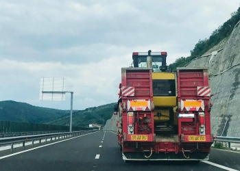 Atenție, șoferi! Transport agabaritic pe drumurile din vestul țării