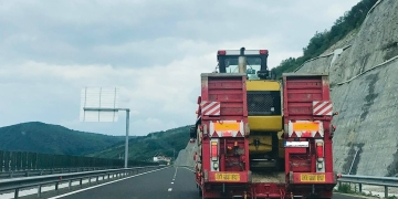 Atenție, șoferi! Transport agabaritic pe drumurile din vestul țării