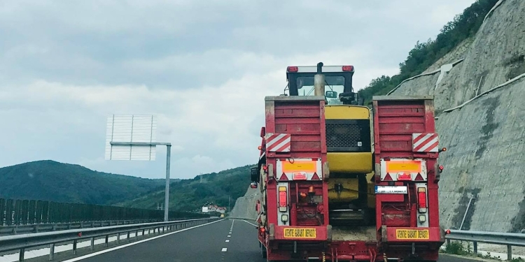 Atenție, șoferi! Transport agabaritic pe drumurile din vestul țării