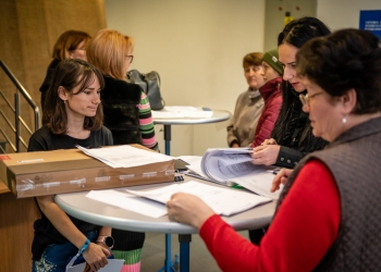 Laptop-uri pentru studenții cu burse sociale ai Universității „Aurel Vlaicu”