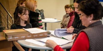 Laptop-uri pentru studenții cu burse sociale ai Universității „Aurel Vlaicu”