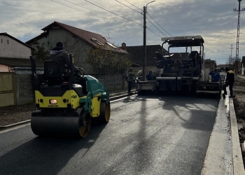 Se toarnă asfalt pe străzile din comuna Șag
