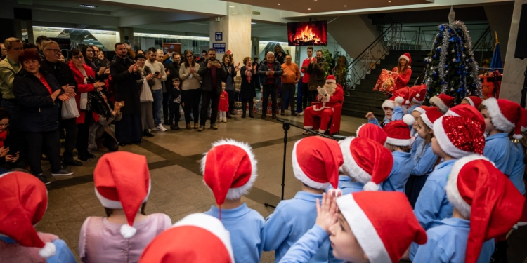 Moș Crăciun a ajuns mai devreme la Universitatea „Aurel Vlaicu” din Arad