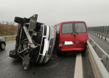 VIDEO Circulație dirijată pe o singură bandă, pe A1, Timișoara-Arad. Trei mașini au fost avariate într-un accident