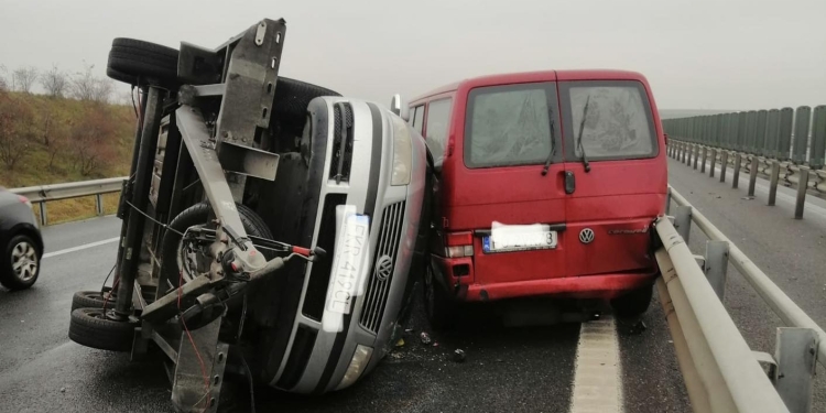 VIDEO Circulație dirijată pe o singură bandă, pe A1, Timișoara-Arad. Trei mașini au fost avariate într-un accident