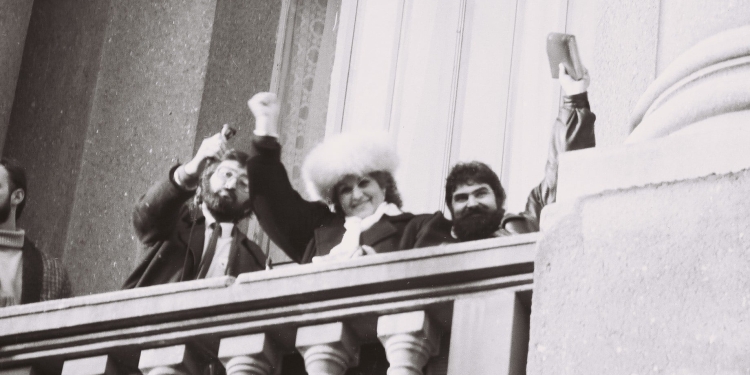 𝟐𝟎 𝐝𝐞𝐜𝐞𝐦𝐛𝐫𝐢𝐞 𝟏𝟗𝟖𝟗 – 𝐓𝐢𝐦𝐢𝐬̦𝐨𝐚𝐫𝐚 𝐚 𝐟𝐨𝐬𝐭 𝐩𝐫𝐨𝐜𝐥𝐚𝐦𝐚𝐭 𝐩𝐫𝐢𝐦𝐮𝐥 𝐨𝐫𝐚𝐬̦ 𝐥𝐢𝐛𝐞𝐫 𝐚𝐥 𝐑𝐨𝐦𝐚̂𝐧𝐢𝐞𝐢