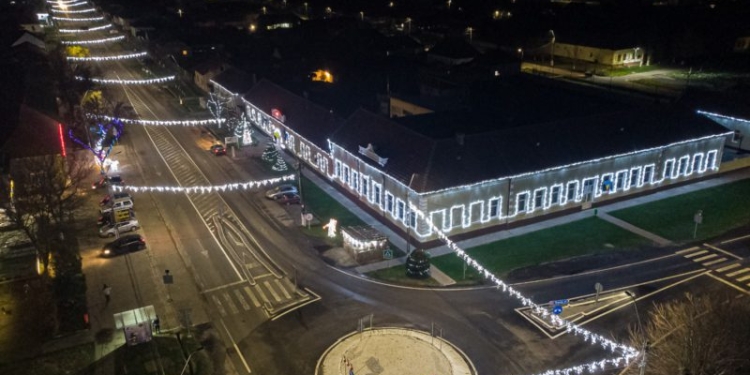 În comuna Moravița s-au aprins luminițele de sărbători