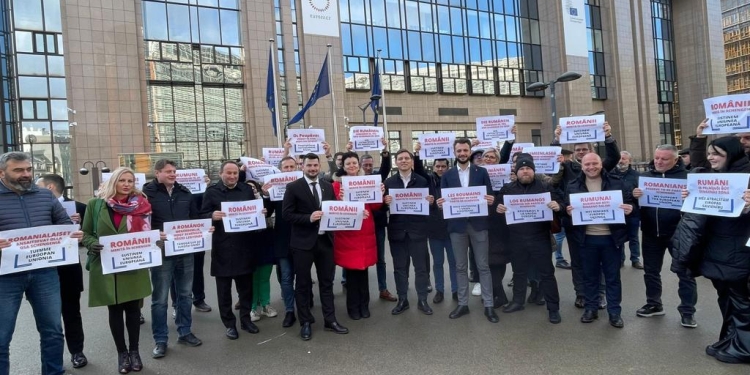 Acțiune de mobilizare pentru aderarea României la spațiul Schengen, în fața sediului Consiliului UE din Bruxelles, organizată de PES activists România