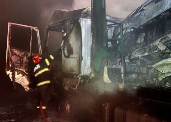 VIDEO Moș Crăciun nu mai ajunge cu mașina cadou pentru 8 proprietari! Au ars ca o torță pe A1, în vestul țării