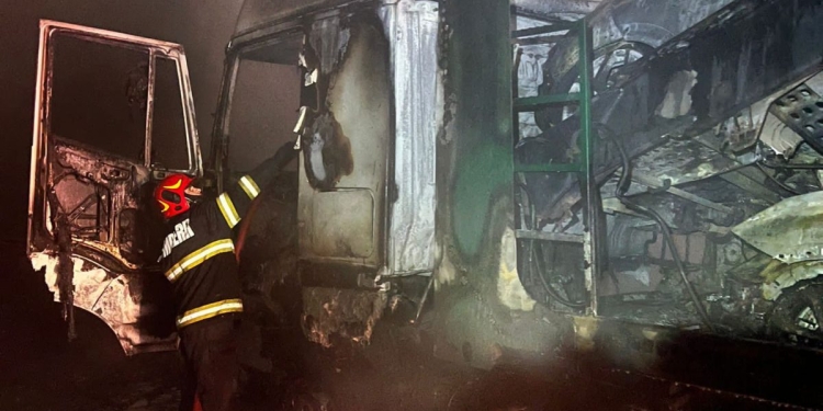 VIDEO Moș Crăciun nu mai ajunge cu mașina cadou pentru 8 proprietari! Au ars ca o torță pe A1, în vestul țării