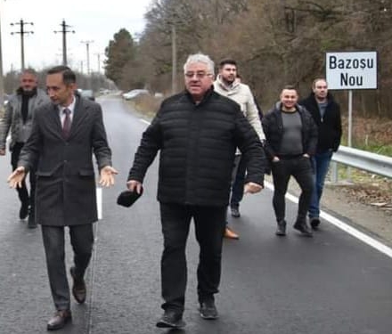Asfalt negru între Bazoș și Bazoșu Nou! Administrația locală finalizează încă un drum
