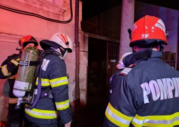 VIDEO Un bărbat din vestul țării a ars de viu în propria casă. A fost găsit de pompieri