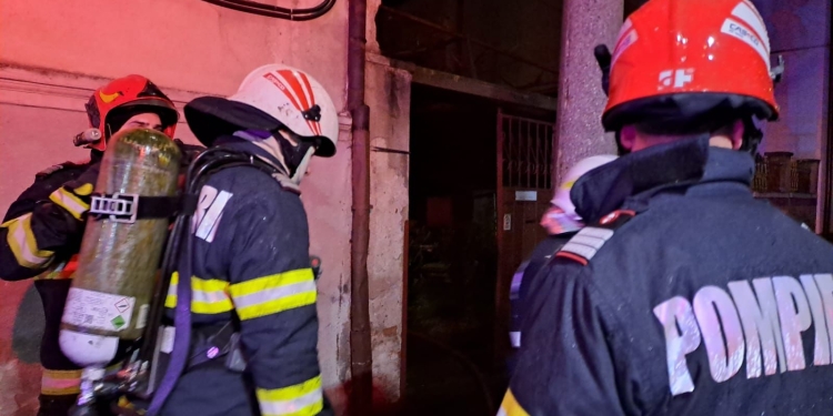 VIDEO Un bărbat din vestul țării a ars de viu în propria casă. A fost găsit de pompieri