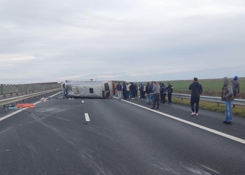 VIDEO UPDATE A fost nevoie de intervenția elicopterului SMURD! Accident grav pe A1, spre Nădlac! Un microbuz cu 11 persoane s-a răsturnat, una a decedat! Planul Roșu a fost activat