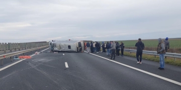 VIDEO UPDATE A fost nevoie de intervenția elicopterului SMURD! Accident grav pe A1, spre Nădlac! Un microbuz cu 11 persoane s-a răsturnat, una a decedat! Planul Roșu a fost activat