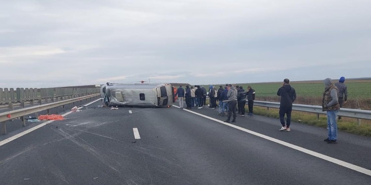 VIDEO UPDATE A fost nevoie de intervenția elicopterului SMURD! Accident grav pe A1, spre Nădlac! Un microbuz cu 11 persoane s-a răsturnat, una a decedat! Planul Roșu a fost activat