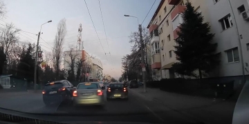 VIDEO Bizoni în trafic! 3 mașini implicate într-un accident, pe un bulevard din Timișoara