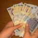 Gest demn de toată lauda! A găsit 600 lei pe stradă și a predat suma de bani polițiștilor locali