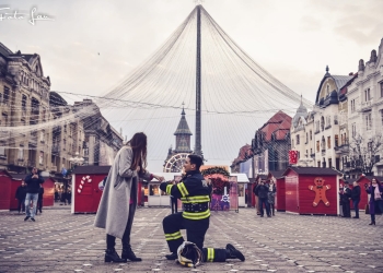 Emoționant! Un pompier și-a cerut iubita de soție în centrul Timișoarei