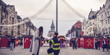 Emoționant! Un pompier și-a cerut iubita de soție în centrul Timișoarei