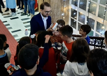 Peste o mie de mici colindători, așteptați la Primăria Timișoara