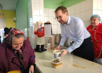 Fritz, pe post de ajutor de bucătar la cantina socială din Timișoara FOTO
