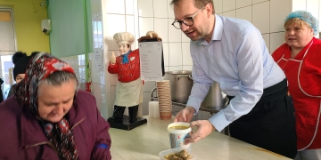 Fritz, pe post de ajutor de bucătar la cantina socială din Timișoara FOTO