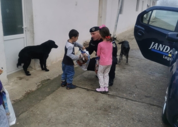 Au dus în dar puțină liniște unor familii greu încercate! Jandarmii din Timiș au ajutat zeci de copii și bătrâni