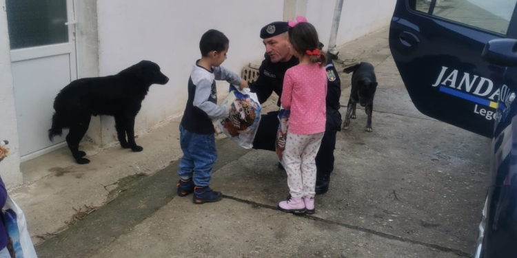 Au dus în dar puțină liniște unor familii greu încercate! Jandarmii din Timiș au ajutat zeci de copii și bătrâni